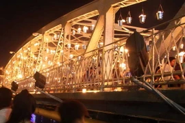 Cầu Trường Tiền rực rỡ trong nghệ thuật lửa và ánh sáng