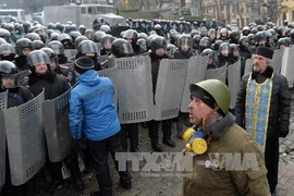 Cảnh sát chống bạo động Ukraine triển khai gần tòa nhà quốc hội ở Kiev. (Nguồn: AFP/TTXVN)