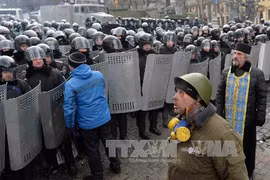 Cảnh sát chống bạo động Ukraine triển khai gần tòa nhà quốc hội ở Kiev. (Nguồn: AFP/TTXVN)