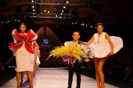 Những cánh hoa của Lê Thanh Hòa tràn ngập sàn diễn thời trang