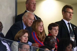 Phó Tổng thống Mỹ Joe Biden xem "hụt" bàn thắng của Dempsey