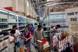Khách mua hàng tại siêu thị miễn thuế Mộc Bài. (Ảnh: Hoàng Hải /TTXVN)