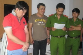 Đối tượng Li Shi Min (áo đỏ) bị Cơ quan Công an Việt Nam bắt giữ vì có hành vi lừa đảo. (Nguồn: Công an Thành phố Hồ Chí Minh)