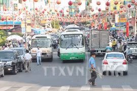 Giao thông ùn tắc trước cổng chùa Bà ở thị xã Thủ Dầu Một, Bình Dương, trong những ngày đầu năm. (Ảnh: Đỗ Ngọc Giang/ TTXVN)