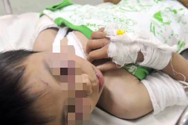 Bé trai bị cha dượng bạo hành đang trong tình trạng nguy hiểm