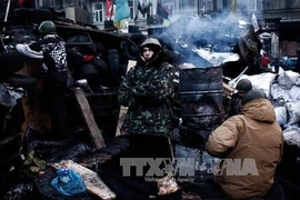 Người biểu tình Ukraine lập rào chắn phong tỏa ở thủ đô Kiev. (Nguồn: AFP/TTXVN)