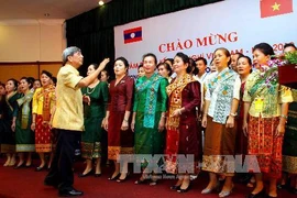 Các cựu lưu học sinh Lào biểu diễn văn nghệ chúc mừng các thầy cô giáo Việt Nam. (Ảnh: Quý Trung/TTXVN)