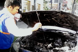 TP.HCM: Xe ôtô bất ngờ bốc cháy ngùn ngụt khi đang lưu thông