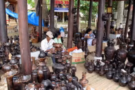 Mỹ thuật ứng dụng trên con đường tìm về bản sắc Việt