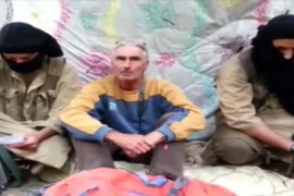 Pháp kiên quyết không nhượng bộ nhóm vũ trang ở Algeria