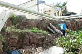 [Photo] Sạt lở sông Tiền lan đến gần bồn chứa 5 triệu lít xăng 