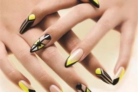 Lạ-Độc-Đẹp với xu hướng sơn móng tay phong cách "cut-out"