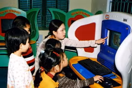 IBM Việt Nam tặng dụng cụ học tập công nghệ cao cho trẻ khó khăn
