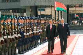 Tổng thống Belarus Alexander Lukashenko và Chủ tịch nước Trần Đại Quang duyệt Đội danh dự. (Ảnh: Nhan Sáng/TTXVN)