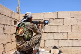 Binh sỹ Syria làm nhiệm vụ tại thành phố Raqqa ngày 11/6. (Nguồn: EPA/TTXVN)