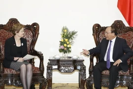 Thủ tướng Nguyễn Xuân Phúc tiếp Bí thư Bộ Ngoại giao và Thương mại Australia, Đặc phái viên của Thủ tướng Australia bà Frances Adamson. (Ảnh: Thống Nhất/TTXVN)