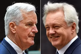 Ủy viên châu Âu phụ trách đàm phán Brexit Michel Barnier (trái) và Bộ trưởng Anh phụ trách vấn đề Brexit David Davis. (Nguồn: EPA/ TTXVN)