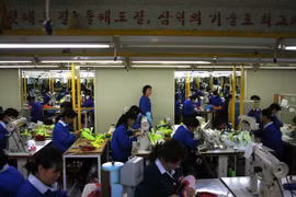 Công nhân Triều Tiên làm việc trong một nhà máy ở khu công nghiệp Kaesong ngày 19/12/2013. (Nguồn: AFP/TTXVN)