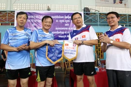 Giao lưu thể thao giữa ĐSQ Việt Nam và VP Chủ tịch nước Lào
