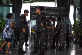 Binh sỹ Thái Lan gác tại lối vào một bệnh viện ở Bangkok. (Nguồn: AFP/TTXVN)