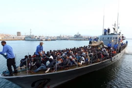 Người di cư trên biển Địa Trung Hải được Lực lượng bảo vệ bờ biển Libya giải cứu và đưa về căn cứ của hải quân ở Tripoli. (Nguồn: AFP/TTXVN)