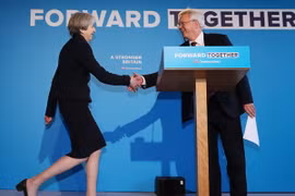 Ông David Davis (phải) và Thủ tướng Anh Theresa May (trái) tại một sự kiện ở Halifax ngày 18/5. (Nguồn: AFP/TTXVN)