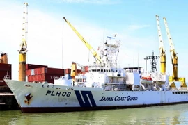Tàu Lực lượng Bảo vệ bờ biển Nhật Bản - ECHIGO cập cảng Tiên Sa. (Ảnh: Trần Lê Lâm/TTXVN)