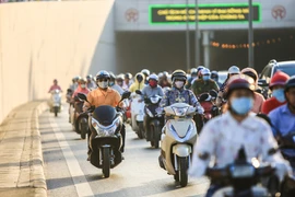 Ra đường trong ngày này, người dân phải trùm kín mặt từ đầu đến chân để tránh cái nóng hầm hập nhiều khi lên tới trên 40 độ C hắt lên từ mặt đường nóng bỏng. (Ảnh: Trọng Đạt/TTXVN)