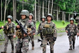 Binh sỹ Philippines trong chiến dịch truy quét phiến quân ở thành phố Marawi thuộc đảo Mindanao ngày 24/5. (Nguồn: EPA/TTXVN)