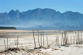 Cảnh khô hạn tại khu vực đập Theewaterskloof gần Villiersdorp, Nam Phi ngày 10/5. (Nguồn: AFP/TTXVN)
