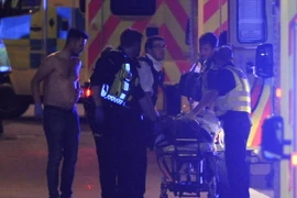 Chuyển nạn nhân tại hiện trường vụ tấn công ở Cầu London ngày 3/6. (Nguồn: AFP/TTXVN)