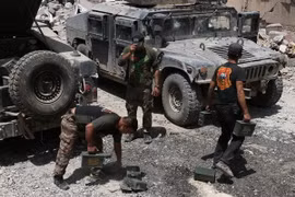 Binh sỹ Iraq tiến vào làng al-Saha, phía tây Mosul ngày 29/5. (Nguồn: THX/TTXVN)