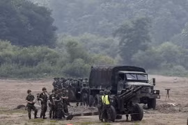 Binh sỹ Hàn Quốc tham gia cuộc tập trận gần Khu vực phi quân sự (DMZ) ở Paju, tỉnh Gyeonggi (Hàn Quốc) ngày 22/6. EPA/TTXVN