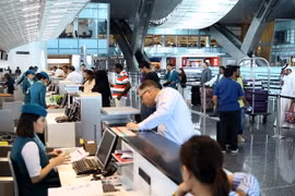 Hành khách làm thủ tục tại Sân bay Quốc tế Hamad ở Doha, Qatar ngày 7/6. (Nguồn: AFP/TTXVN)