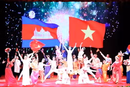 Biểu diễn văn nghệ chào mừng tại buổi lễ. (Ảnh: Trọng Đức/TTXVN)