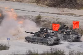 Xe tăng M1A2 của Mỹ tham gia cuộc tập trận chung với binh sỹ Hàn Quốc ở Pocheon, cách thủ đô Seoul (Hàn Quốc) khoảng 65km về phía đông bắc ngày 26/4. (Nguồn: AFP/TTXVN)