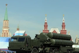 Xe chở hệ thống tên lửa phòng không S-400 Triumf tại lễ diễu binh trên Quảng trường Đỏ ở thủ đô Moskva. (Nguồn: AFP/TTXVN)