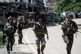 Binh sỹ Philippines tuần ra tại Marawi, Mindanao ngày 13/6. (Nguồn: AFP/TTXVN)