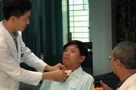 Bác sỹ thăm khám cho bệnh nhân. (Ảnh: Phương Vy/TTXVN)