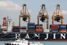 Tàu chở hàng ra vào cảng Singapore. (Nguồn: AFP/TTXVN)