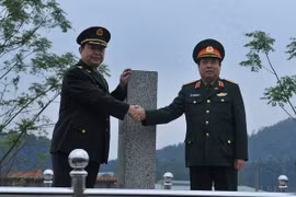 Nghi lễ chào Cột mốc 1223 tại Cửa khẩu Chi Ma trong khuôn khổ chương trình Giao lưu hữu nghị Quốc phòng Việt Nam-Trung Quốc lần thứ 3 . (Ảnh: Trọng Đức/TTXVN)