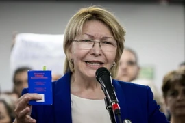 Tổng Chưởng lý Luisa Ortega phát biểu trước những người ủng hộ tại Caracas ngày 19/6. (Nguồn: EPA/TTXVN)