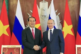 Chủ tịch nước Trần Đại Quang và Tổng thống Liên bang Nga Vladimir Putin bắt tay sau Lễ ký các văn kiện hợp tác giữa hai nước. (Ảnh: Nhan Sáng/TTXVN)