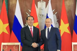 Chủ tịch nước Trần Đại Quang và Tổng thống Liên bang Nga Vladimir Putin bắt tay sau Lễ ký các văn kiện hợp tác giữa hai nước. (Ảnh: Nhan Sáng/TTXVN)