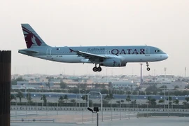 Máy bay của Qatar Airways hạ cánh xuống sân bay quốc tế Hamad ở Doha, Qatar. (Nguồn: AFP/TTXVN)