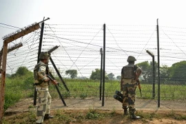 Binh sỹ Ấn Độ gác tại khu vực Jammu trên biên giới Ấn Độ-Pakistan. (Nguồn: AFP/TTXVN)