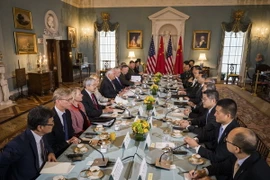 Ngoại trưởng Rex Tillerson và Bộ trưởng Quốc phòng James Mattis (giữa, trái) cùng Ủy viên Quốc vụ Dương Khiết Trì và Tổng Tham mưu trưởng Quân Giải phóng Nhân dân Trung Quốc, Thượng tướng Phòng Phong Huy (giữa, phải) tại cuộc đối thoại. (Nguồn: EPA/ TTXVN