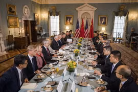 Ngoại trưởng Rex Tillerson và Bộ trưởng Quốc phòng James Mattis (giữa, trái) cùng Ủy viên Quốc vụ Dương Khiết Trì và Tổng Tham mưu trưởng Quân Giải phóng Nhân dân Trung Quốc, Thượng tướng Phòng Phong Huy (giữa, phải) tại cuộc đối thoại. (Nguồn: EPA/ TTXVN