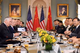 Ngoại trưởng Rex Tillerson (trái) và Bộ trưởng Quốc phòng James Mattis (thứ 2, trái) cùng Ủy viên Quốc vụ Dương Khiết Trì (phải) và Tổng Tham mưu trưởng Quân Giải phóng Nhân dân Trung Quốc, Thượng tướng Phòng Phong Huy (thứ 2, phải) tại cuộc đối thoại. (N
