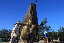 Bằng nguồn tiền chi trả bồi thường sự cố môi trường biển, ngư dân ở xã Vinh Thanh, huyện Phú Vang đầu tư sửa chữa thuyền, phục vụ đánh bắt thủy sản. (Ảnh: Hồ Cầu/TTXVN)